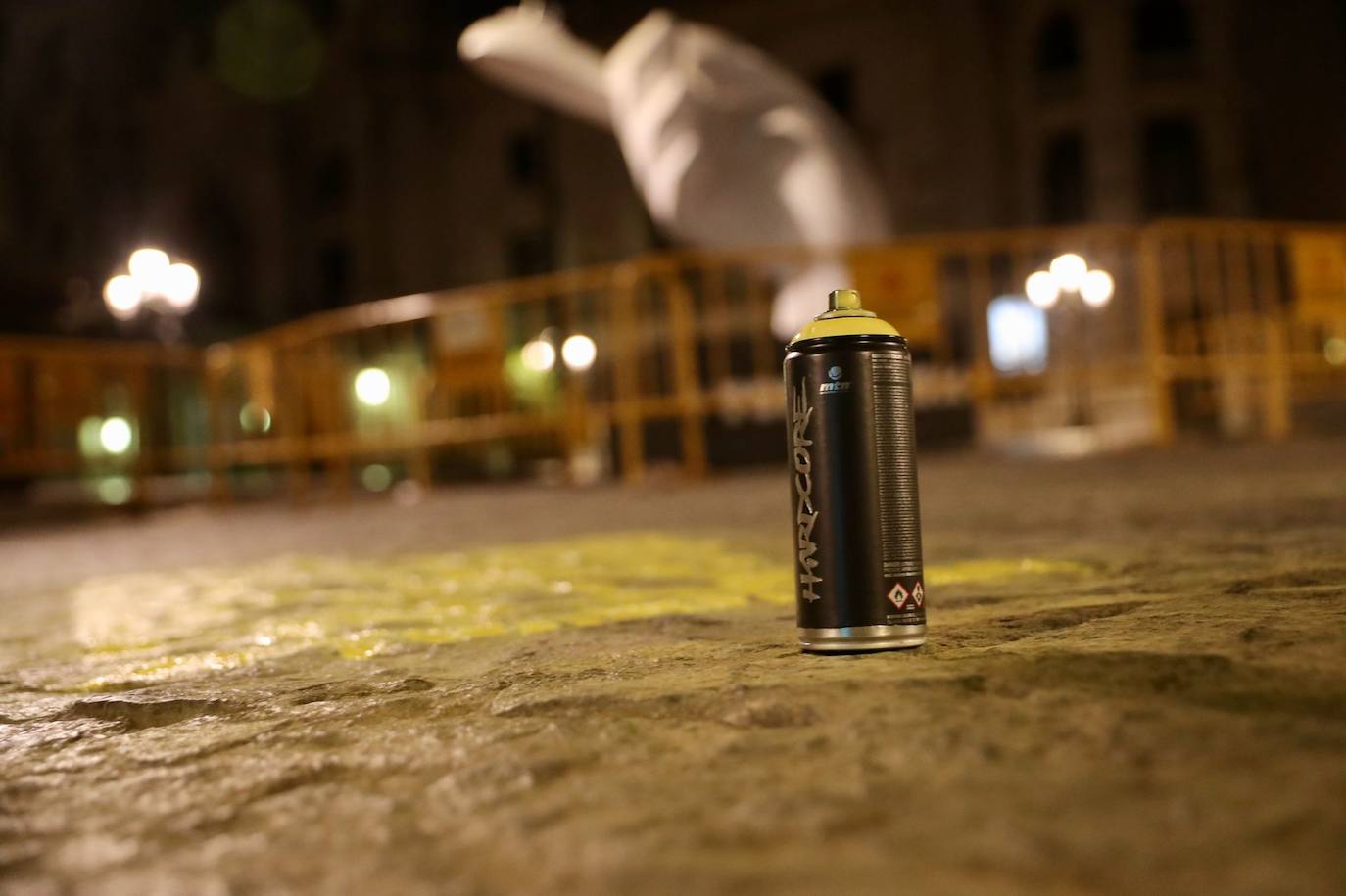 La ciudad de Valencia ha amanecido este lunes, 15 de marzo, con las 382 demarcaciones donde se plantan habitualmente monumentos falleros pintadas con el lema 'Ací crema el cor d'una falla' ('Aquí quema el corazón de una falla'), en una acción con la que la Junta Central Fallera (JCF) ha querido realizar una 'plantà' «simbólica» para recordar que «volveremos a disfrutar de las Fallas a pie de calle».