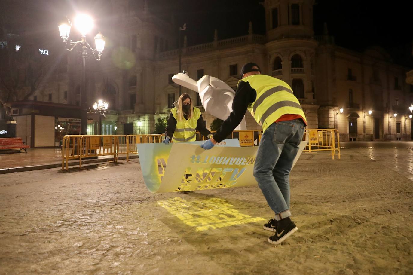 La ciudad de Valencia ha amanecido este lunes, 15 de marzo, con las 382 demarcaciones donde se plantan habitualmente monumentos falleros pintadas con el lema 'Ací crema el cor d'una falla' ('Aquí quema el corazón de una falla'), en una acción con la que la Junta Central Fallera (JCF) ha querido realizar una 'plantà' «simbólica» para recordar que «volveremos a disfrutar de las Fallas a pie de calle».