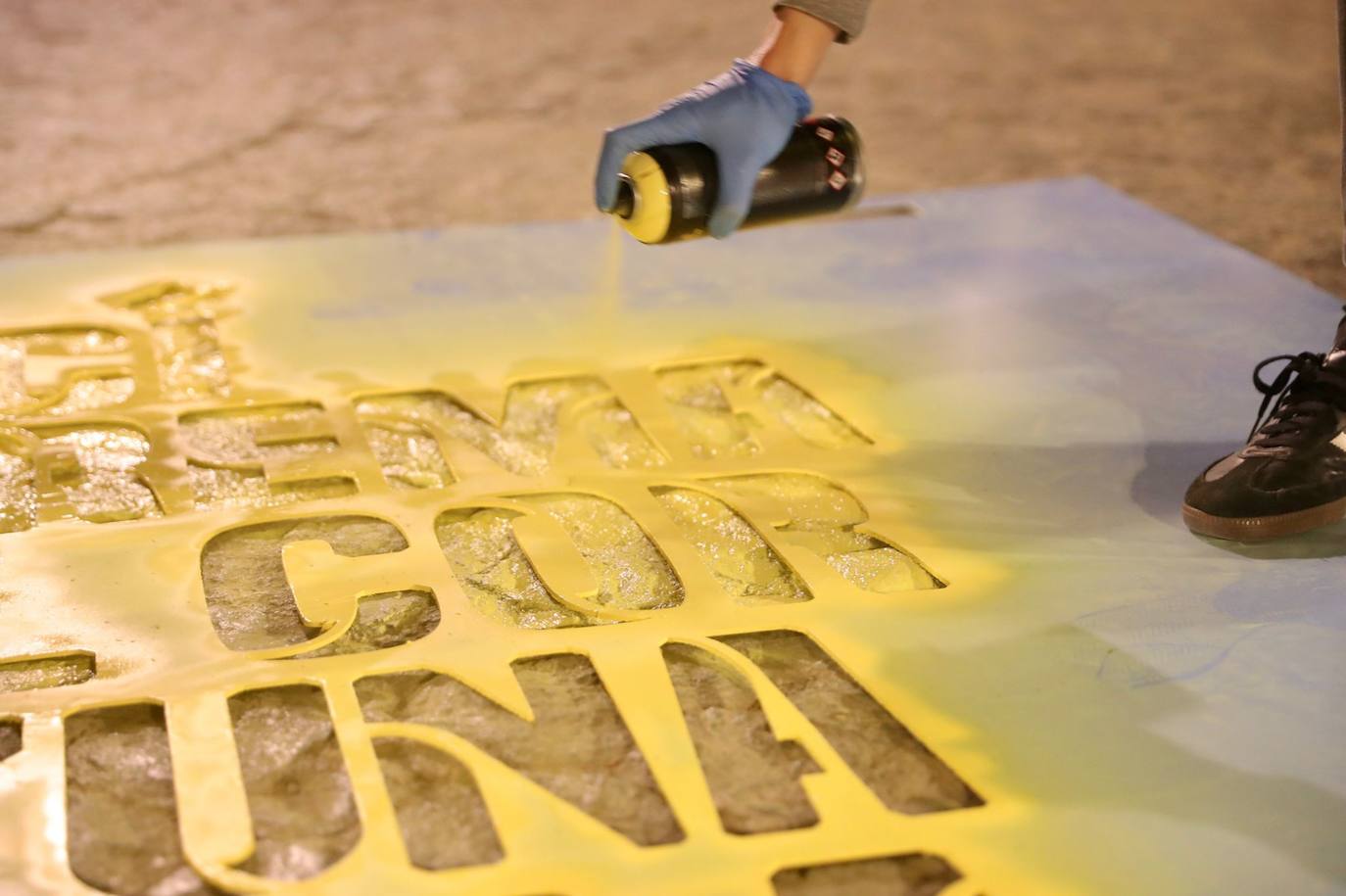 La ciudad de Valencia ha amanecido este lunes, 15 de marzo, con las 382 demarcaciones donde se plantan habitualmente monumentos falleros pintadas con el lema 'Ací crema el cor d'una falla' ('Aquí quema el corazón de una falla'), en una acción con la que la Junta Central Fallera (JCF) ha querido realizar una 'plantà' «simbólica» para recordar que «volveremos a disfrutar de las Fallas a pie de calle».