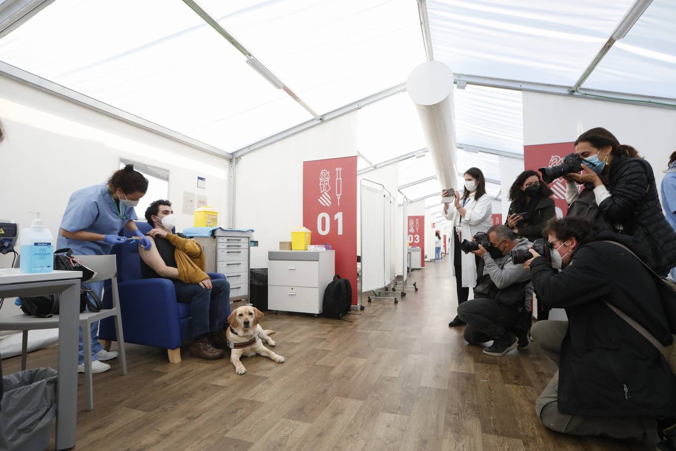 Fotos: La vacunación de docentes en la Comunitat, suspendida