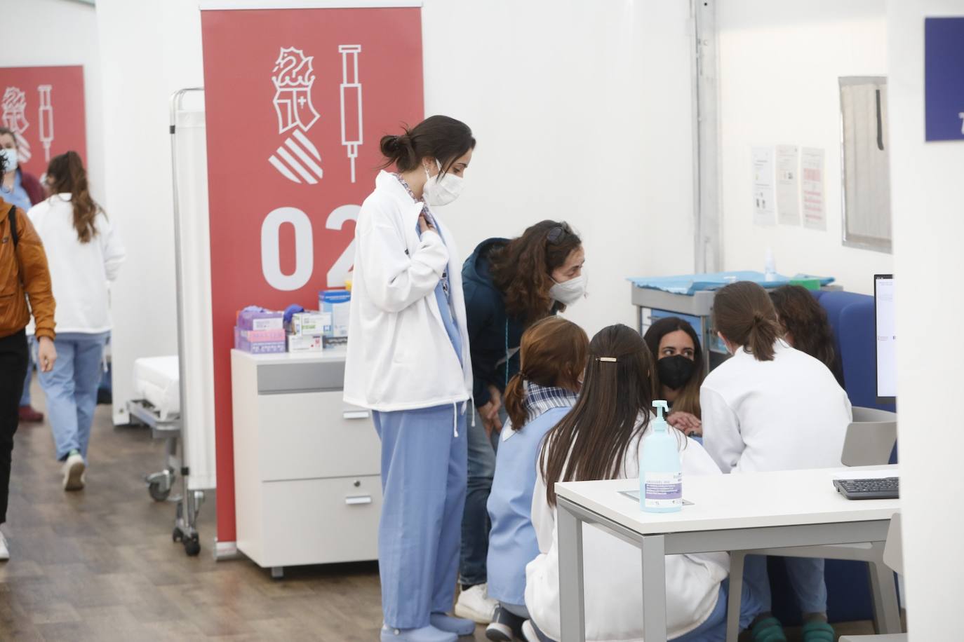 Fotos: La vacunación de docentes en la Comunitat, suspendida