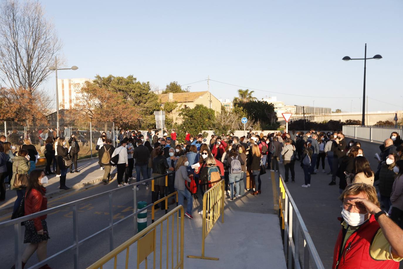 Fotos: La vacunación de docentes en la Comunitat, suspendida