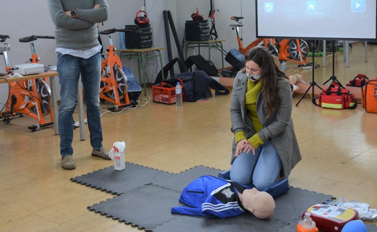 Un  momento del curso para aprender a utilizar el desfibrilador. 