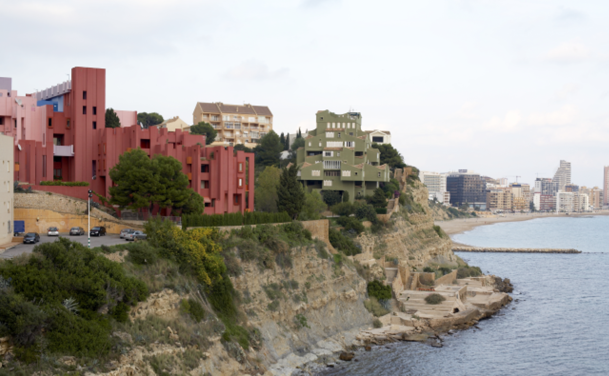 Edificio del Club Social La Manzanera, situado en la costa de Calp.