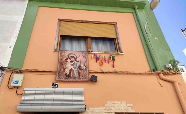 Motivos santorales y falleros comparten protagonistmo esta semana en algunos balcones de Pego.