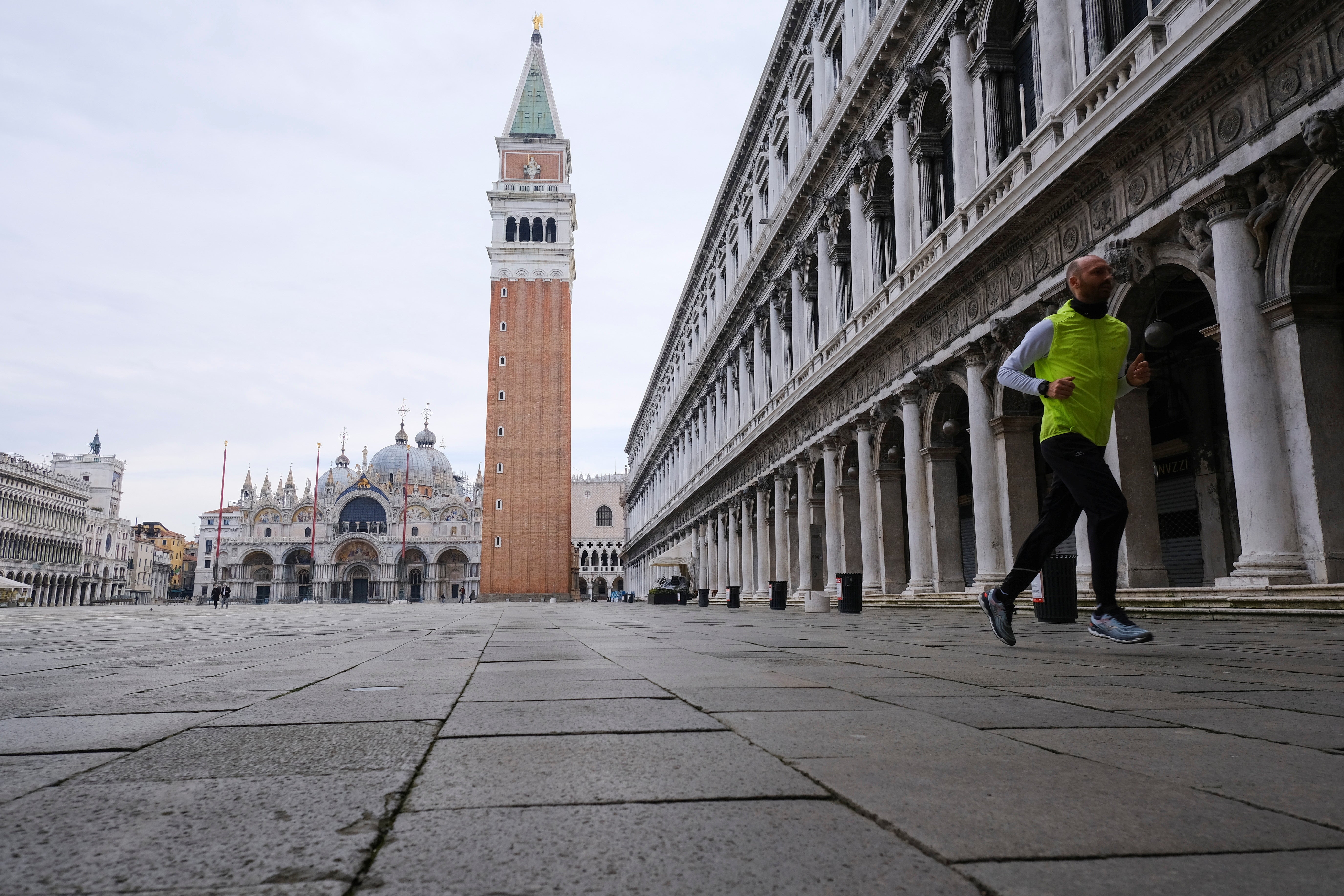 Venecia | Cuarenta y dos millones de italianos han vuelto al confinamiento un año después del inicio de la pandemia. Las calles de Roma, Milán, Nápoles, Venecia o Turín presentan una imagen atípica, medio vacías desde que este lunes el gobierno italiano decretara una medida para frenar los contagios del país. Las comunidades más pobladas han entrado en la llamada 'zona roja', en la que sólo se puede salir por trabajo o necesidad.