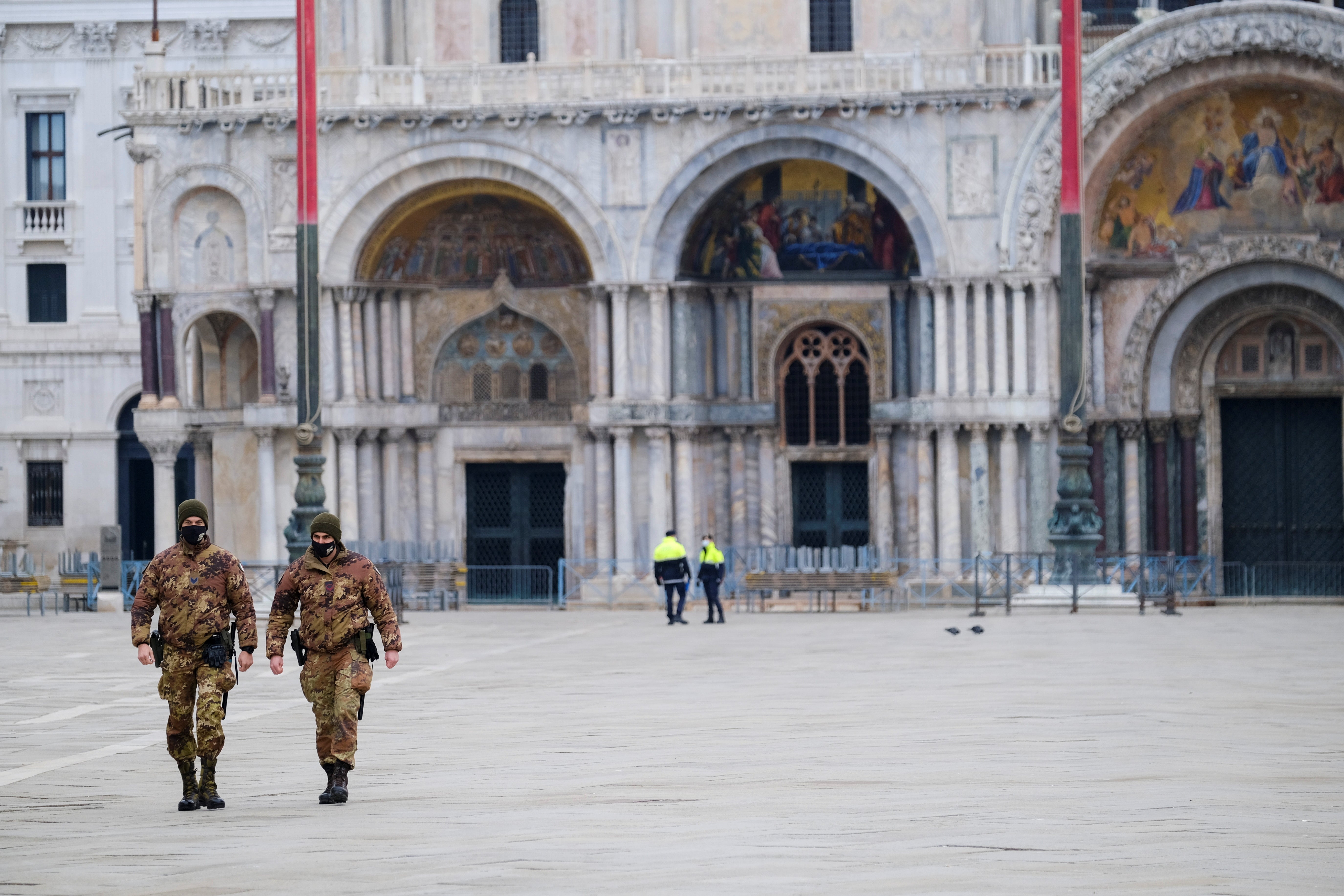 Venecia | Cuarenta y dos millones de italianos han vuelto al confinamiento un año después del inicio de la pandemia. Las calles de Roma, Milán, Nápoles, Venecia o Turín presentan una imagen atípica, medio vacías desde que este lunes el gobierno italiano decretara una medida para frenar los contagios del país. Las comunidades más pobladas han entrado en la llamada 'zona roja', en la que sólo se puede salir por trabajo o necesidad.