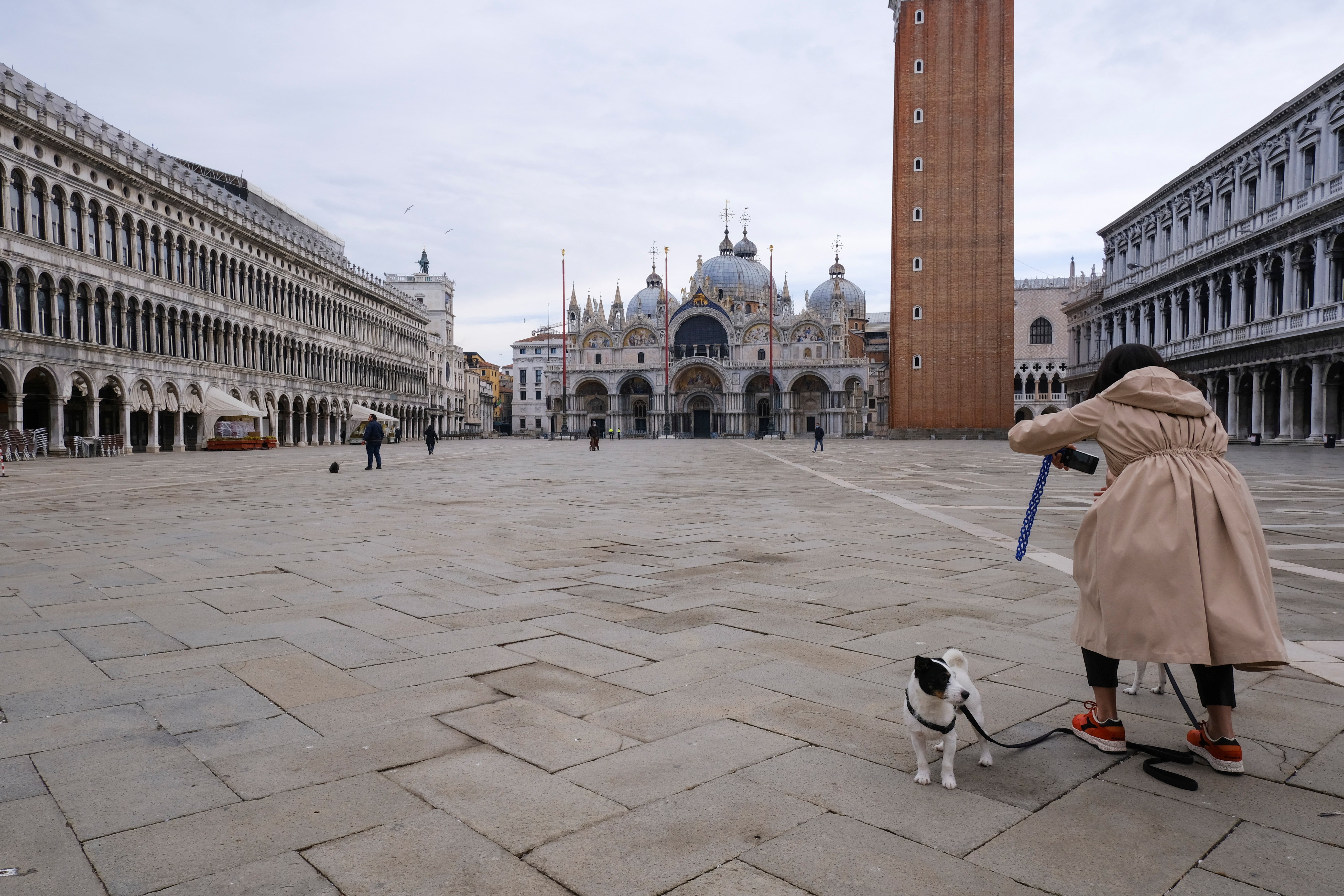 Venecia | Cuarenta y dos millones de italianos han vuelto al confinamiento un año después del inicio de la pandemia. Las calles de Roma, Milán, Nápoles, Venecia o Turín presentan una imagen atípica, medio vacías desde que este lunes el gobierno italiano decretara una medida para frenar los contagios del país. Las comunidades más pobladas han entrado en la llamada 'zona roja', en la que sólo se puede salir por trabajo o necesidad.