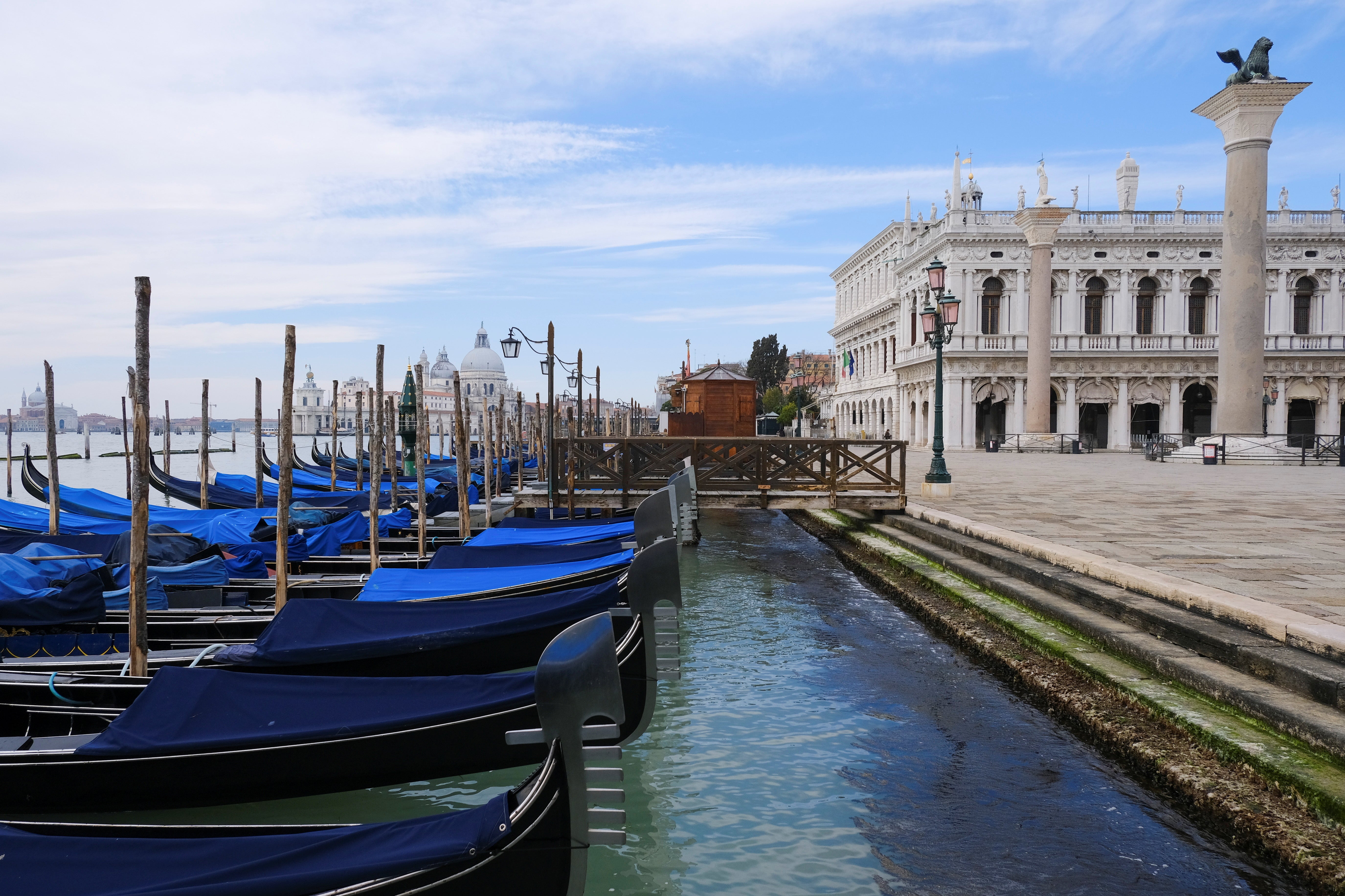 Venecia | Cuarenta y dos millones de italianos han vuelto al confinamiento un año después del inicio de la pandemia. Las calles de Roma, Milán, Nápoles, Venecia o Turín presentan una imagen atípica, medio vacías desde que este lunes el gobierno italiano decretara una medida para frenar los contagios del país. Las comunidades más pobladas han entrado en la llamada 'zona roja', en la que sólo se puede salir por trabajo o necesidad.