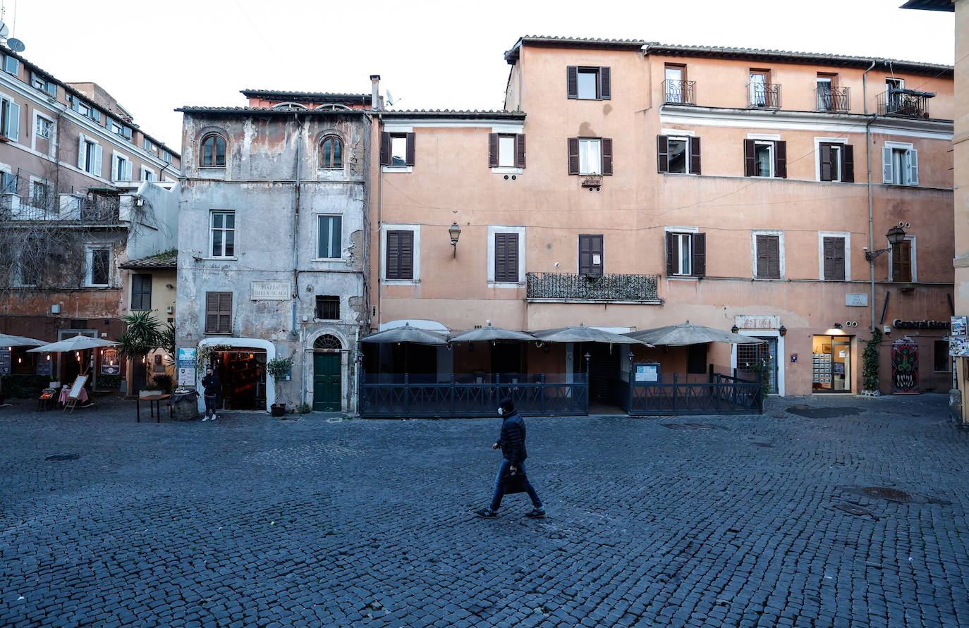 Roma | Cuarenta y dos millones de italianos han vuelto al confinamiento un año después del inicio de la pandemia. Las calles de Roma, Milán, Nápoles, Venecia o Turín presentan una imagen atípica, medio vacías desde que este lunes el gobierno italiano decretara una medida para frenar los contagios del país. Las comunidades más pobladas han entrado en la llamada 'zona roja', en la que sólo se puede salir por trabajo o necesidad.