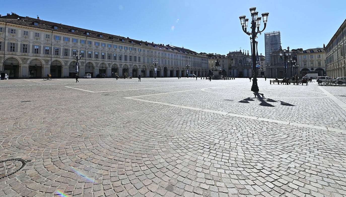 Turín | Cuarenta y dos millones de italianos han vuelto al confinamiento un año después del inicio de la pandemia. Las calles de Roma, Milán, Nápoles, Venecia o Turín presentan una imagen atípica, medio vacías desde que este lunes el gobierno italiano decretara una medida para frenar los contagios del país. Las comunidades más pobladas han entrado en la llamada 'zona roja', en la que sólo se puede salir por trabajo o necesidad.