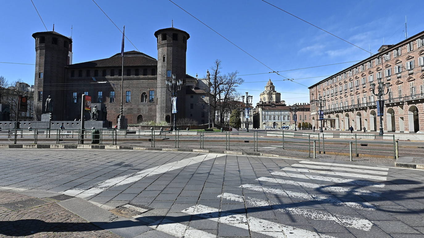 Turín | Cuarenta y dos millones de italianos han vuelto al confinamiento un año después del inicio de la pandemia. Las calles de Roma, Milán, Nápoles, Venecia o Turín presentan una imagen atípica, medio vacías desde que este lunes el gobierno italiano decretara una medida para frenar los contagios del país. Las comunidades más pobladas han entrado en la llamada 'zona roja', en la que sólo se puede salir por trabajo o necesidad.