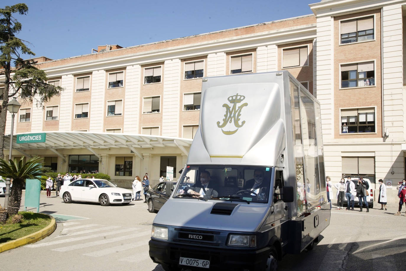 El cardenal arzobispo de Valencia, Antonio Cañizares, se ha subido este martes al 'Maremóvil' que está recorriendo con la imagen peregrina de la Virgen de los Desamparados las calles de Valencia y hospitales para también mostrar su proximidad con las personas que sufren. Esta mañana, la Virgen se ha desplazado en su «Maremóvil» al Hospital la Fe, al Instituto Valenciano de Oncología (IVO), al Hospital Arnau de Vilanova, al Hospital y Tanatorio del 9 d´Octubre, al Hospital General y al Doctor Peset, entrando por la zona de Urgencias, y, estando en la zona de Campanar, ha pasado también por el Cementerio de este barrio valenciano. Igualmente, se ha acercado al Sanatorio del Padre Jofré y al Cementerio General.