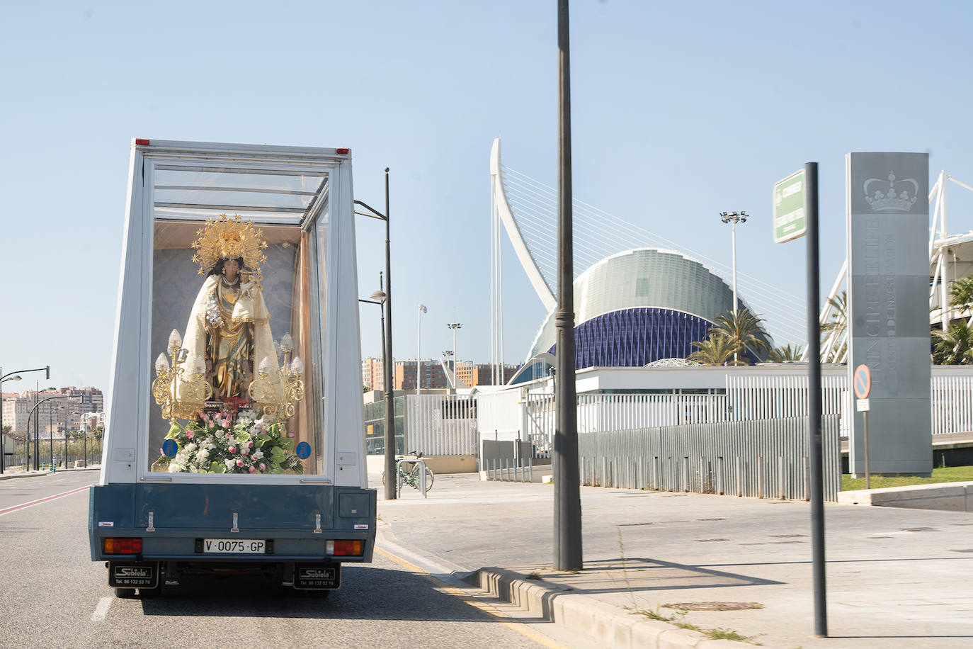 El cardenal arzobispo de Valencia, Antonio Cañizares, se ha subido este martes al 'Maremóvil' que está recorriendo con la imagen peregrina de la Virgen de los Desamparados las calles de Valencia y hospitales para también mostrar su proximidad con las personas que sufren. Esta mañana, la Virgen se ha desplazado en su «Maremóvil» al Hospital la Fe, al Instituto Valenciano de Oncología (IVO), al Hospital Arnau de Vilanova, al Hospital y Tanatorio del 9 d´Octubre, al Hospital General y al Doctor Peset, entrando por la zona de Urgencias, y, estando en la zona de Campanar, ha pasado también por el Cementerio de este barrio valenciano. Igualmente, se ha acercado al Sanatorio del Padre Jofré y al Cementerio General.