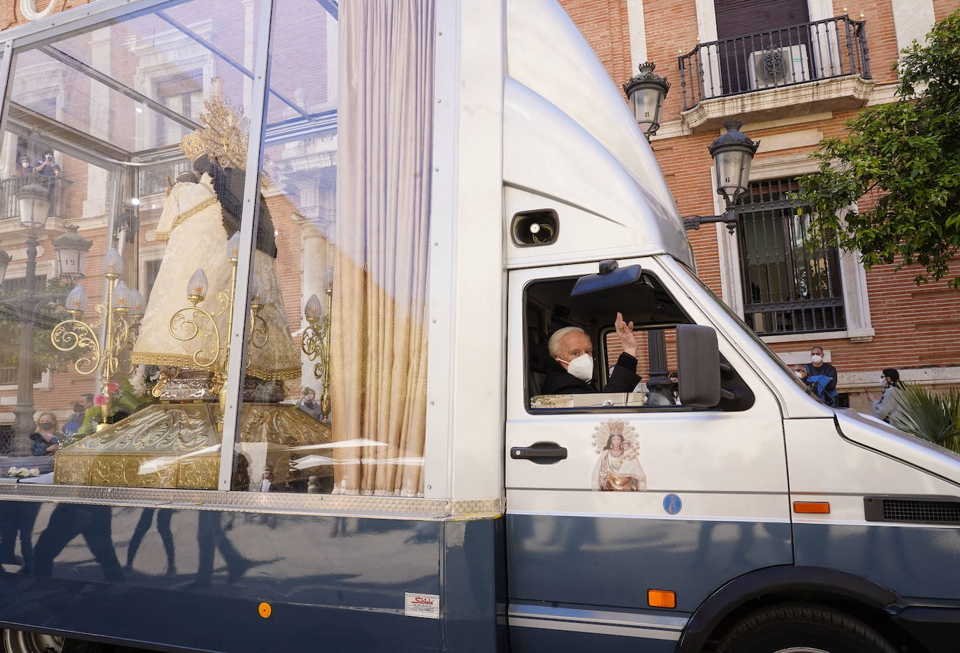 El cardenal arzobispo de Valencia, Antonio Cañizares, se ha subido este martes al 'Maremóvil' que está recorriendo con la imagen peregrina de la Virgen de los Desamparados las calles de Valencia y hospitales para también mostrar su proximidad con las personas que sufren. Esta mañana, la Virgen se ha desplazado en su «Maremóvil» al Hospital la Fe, al Instituto Valenciano de Oncología (IVO), al Hospital Arnau de Vilanova, al Hospital y Tanatorio del 9 d´Octubre, al Hospital General y al Doctor Peset, entrando por la zona de Urgencias, y, estando en la zona de Campanar, ha pasado también por el Cementerio de este barrio valenciano. Igualmente, se ha acercado al Sanatorio del Padre Jofré y al Cementerio General.