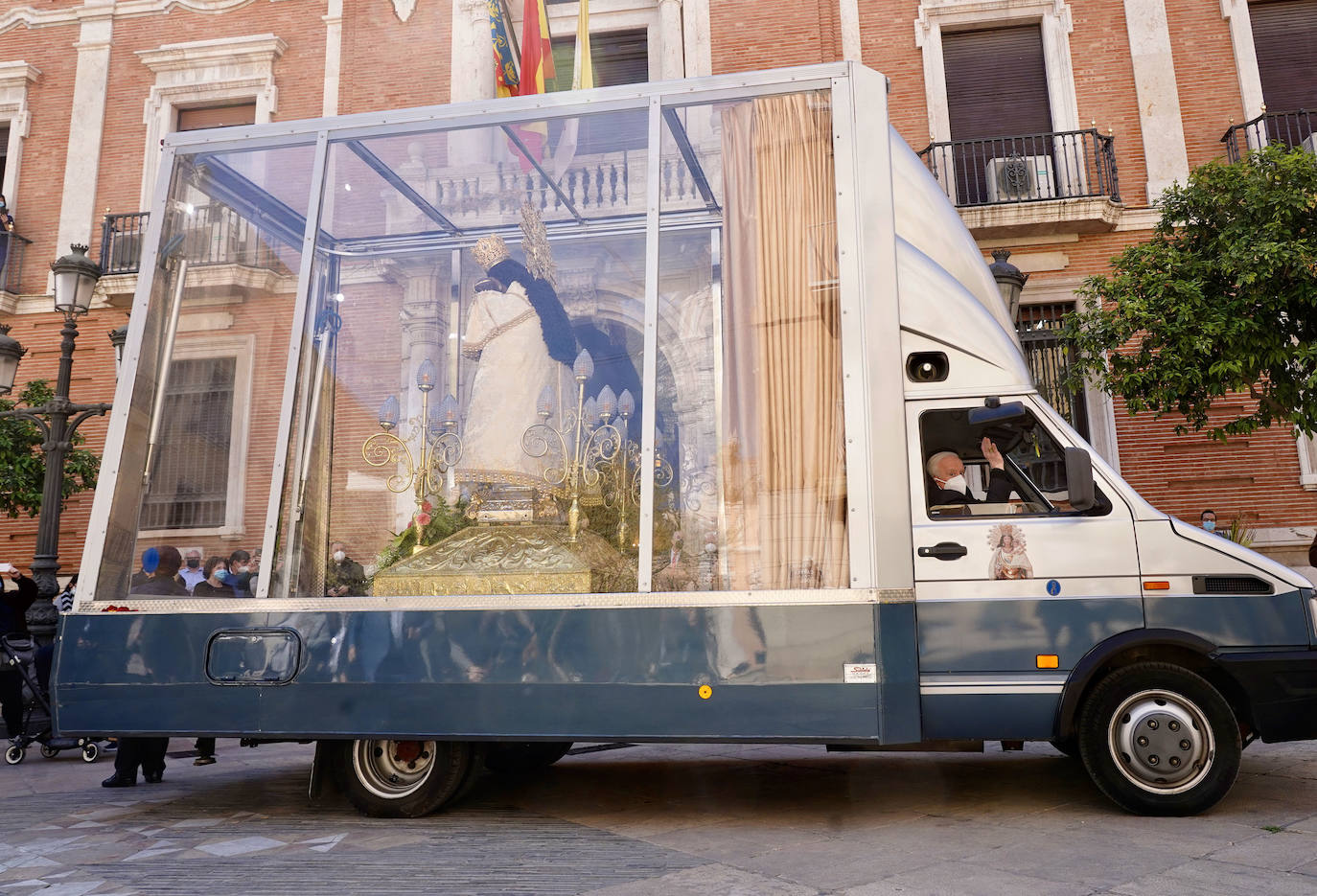 El cardenal arzobispo de Valencia, Antonio Cañizares, se ha subido este martes al 'Maremóvil' que está recorriendo con la imagen peregrina de la Virgen de los Desamparados las calles de Valencia y hospitales para también mostrar su proximidad con las personas que sufren. Esta mañana, la Virgen se ha desplazado en su «Maremóvil» al Hospital la Fe, al Instituto Valenciano de Oncología (IVO), al Hospital Arnau de Vilanova, al Hospital y Tanatorio del 9 d´Octubre, al Hospital General y al Doctor Peset, entrando por la zona de Urgencias, y, estando en la zona de Campanar, ha pasado también por el Cementerio de este barrio valenciano. Igualmente, se ha acercado al Sanatorio del Padre Jofré y al Cementerio General.