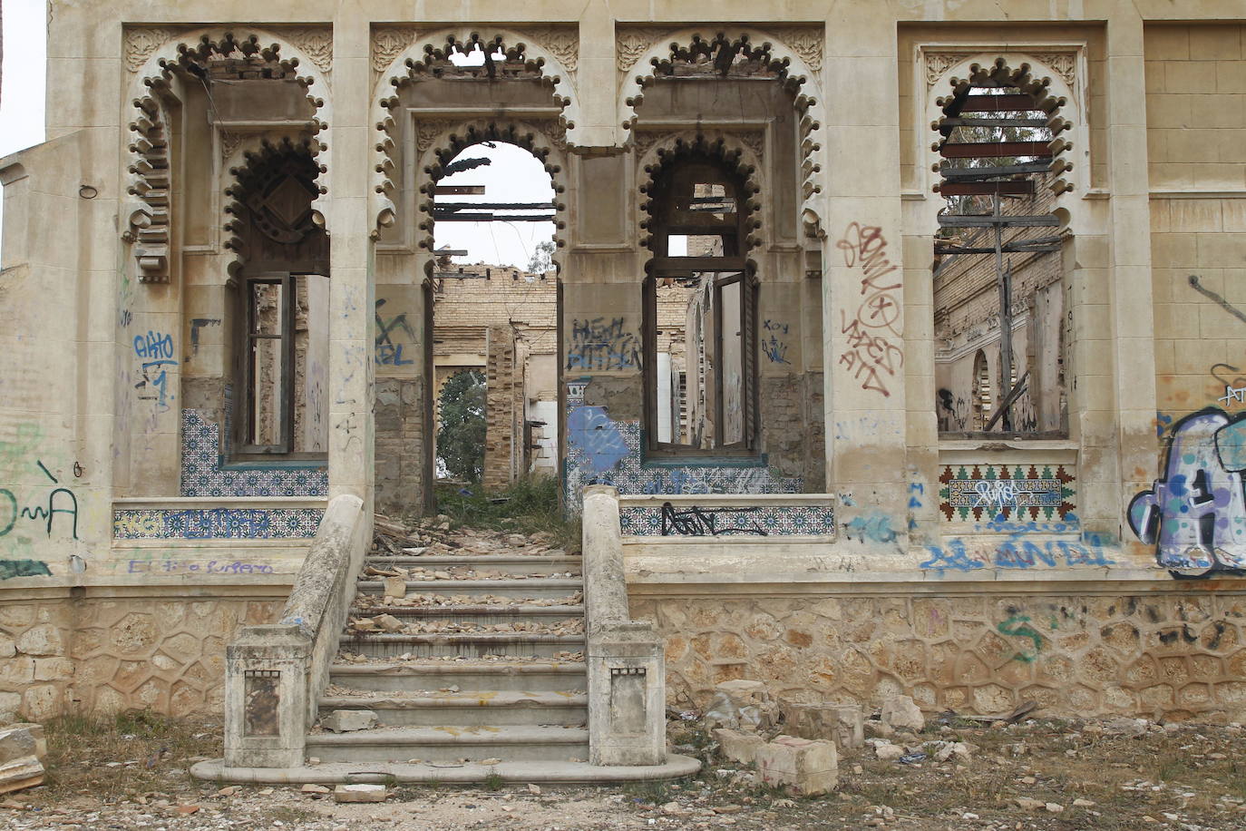 Dos monumentos valencianos han entrado en la lista roja del patrimonio, una iniciativa de la asociación Hispania Nostra que recoge bienes sometidos a riesgo de desaparición, destrucción o alteración esencial de sus valores. Se trata del chalé Giner Cortina, en la localidad de Torrent (Valencia), y la alquería casa de Bonanza, en Orihuela (Alicante). En pantalla, una imagen de archivo del primero.