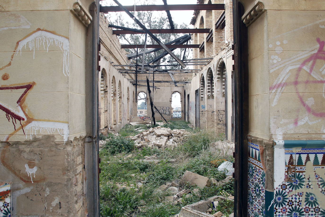 Dos monumentos valencianos han entrado en la lista roja del patrimonio, una iniciativa de la asociación Hispania Nostra que recoge bienes sometidos a riesgo de desaparición, destrucción o alteración esencial de sus valores. Se trata del chalé Giner Cortina, en la localidad de Torrent (Valencia), y la alquería casa de Bonanza, en Orihuela (Alicante). En pantalla, una imagen de archivo del primero.