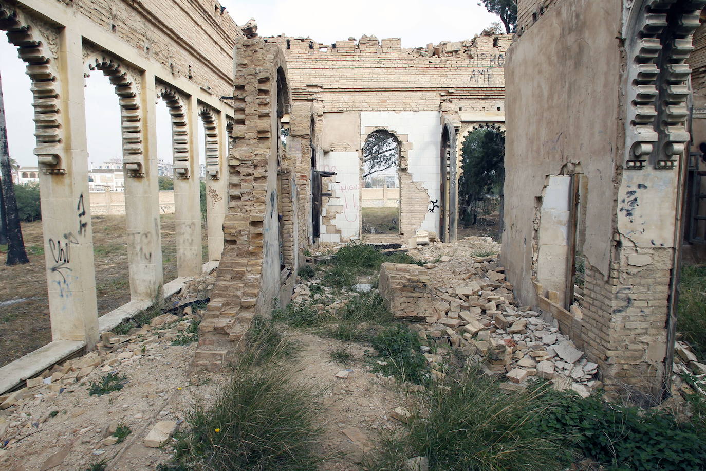 Dos monumentos valencianos han entrado en la lista roja del patrimonio, una iniciativa de la asociación Hispania Nostra que recoge bienes sometidos a riesgo de desaparición, destrucción o alteración esencial de sus valores. Se trata del chalé Giner Cortina, en la localidad de Torrent (Valencia), y la alquería casa de Bonanza, en Orihuela (Alicante). En pantalla, una imagen de archivo del primero.