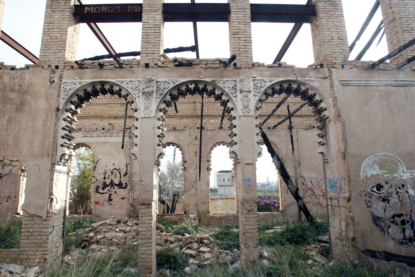 Dos monumentos valencianos han entrado en la lista roja del patrimonio, una iniciativa de la asociación Hispania Nostra que recoge bienes sometidos a riesgo de desaparición, destrucción o alteración esencial de sus valores. Se trata del chalé Giner Cortina, en la localidad de Torrent (Valencia), y la alquería casa de Bonanza, en Orihuela (Alicante). En pantalla, una imagen de archivo del primero.
