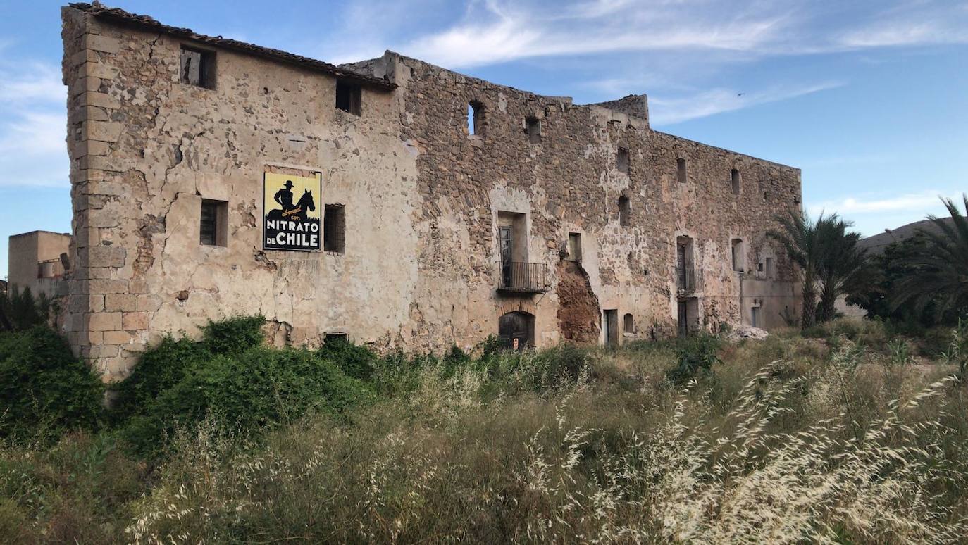 Dos monumentos valencianos han entrado en la lista roja del patrimonio, una iniciativa de la asociación Hispania Nostra que recoge bienes sometidos a riesgo de desaparición, destrucción o alteración esencial de sus valores. Se trata del chalé Giner Cortina, en la localidad de Torrent (Valencia), y la alquería casa de Bonanza, en Orihuela (Alicante). En pantalla, una imagen del segundo.