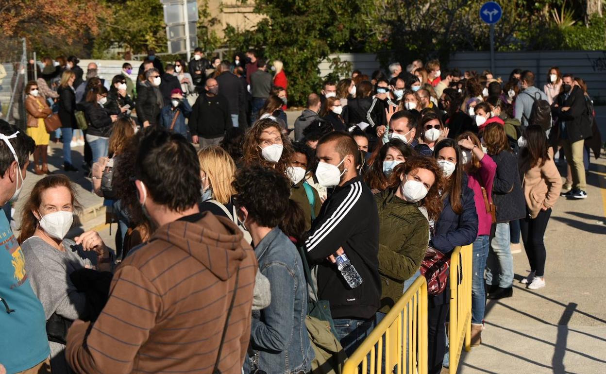 Decenas de profesores en el momento de la paralización de la vacuna de AstraZeneca. 