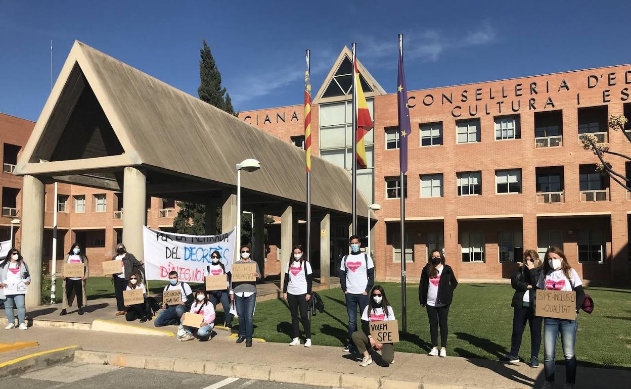 Concentración organizada en la sede de la Conselleria de Educación. 