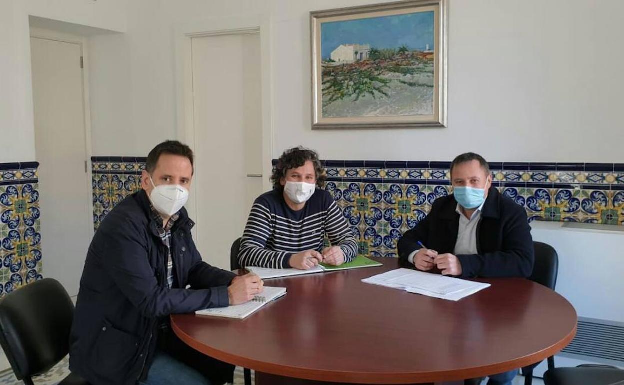 Los tres alcaldes, Sergi Ruiz (Foios), Josep Riera (Meliana) y Nicolau Claramunt (Albalat), en la reunión. 