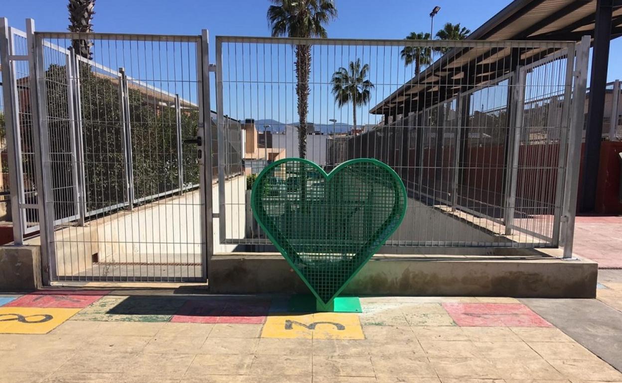 Uno de los corazones verdes instalados para recoger tapones. 