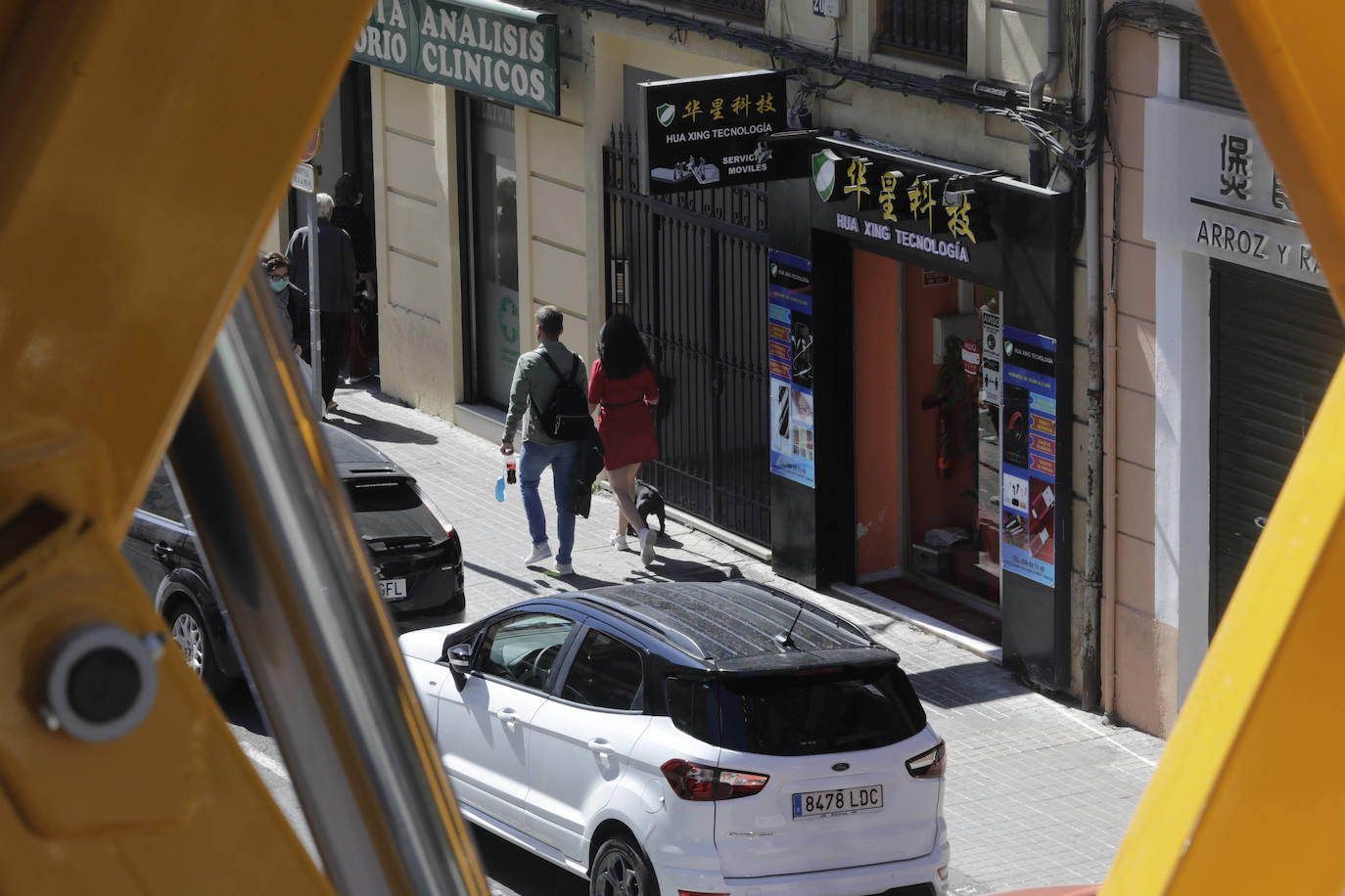 Algunos vecinos y comerciantes ya no se niegan a que la zona se denomine 'Chinatown'si eso va a dar visibilidad y visitantes. Otros muestran su firme rechazo a una iniciativa impulsada desde los presupuestos participativos del Gobierno municipal con el voto a favor de sólo 342 personas.