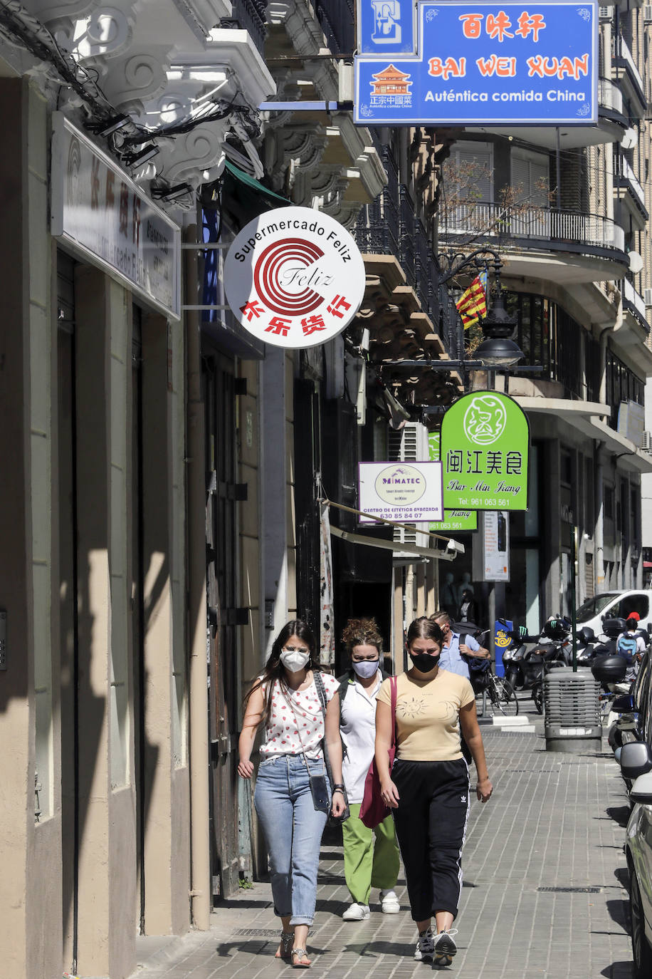 Algunos vecinos y comerciantes ya no se niegan a que la zona se denomine 'Chinatown'si eso va a dar visibilidad y visitantes. Otros muestran su firme rechazo a una iniciativa impulsada desde los presupuestos participativos del Gobierno municipal con el voto a favor de sólo 342 personas.