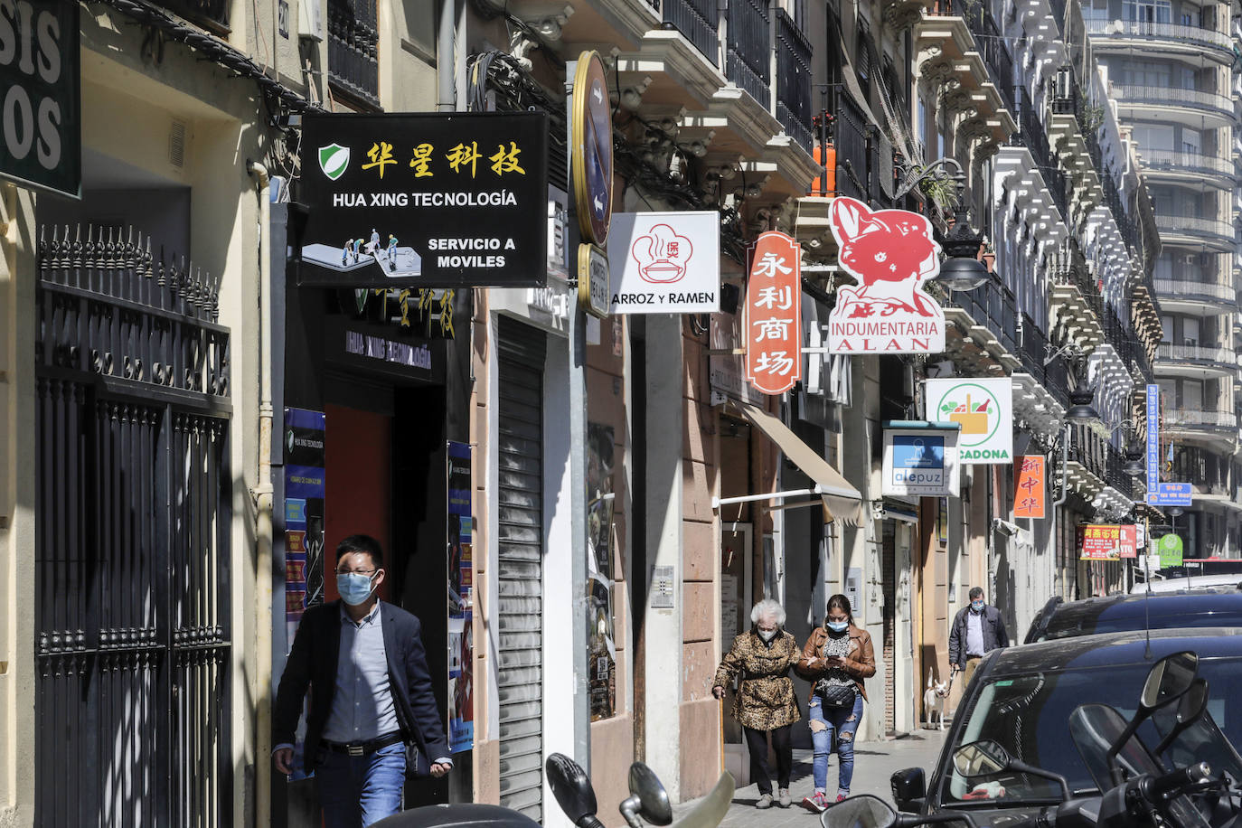 Algunos vecinos y comerciantes ya no se niegan a que la zona se denomine 'Chinatown'si eso va a dar visibilidad y visitantes. Otros muestran su firme rechazo a una iniciativa impulsada desde los presupuestos participativos del Gobierno municipal con el voto a favor de sólo 342 personas.