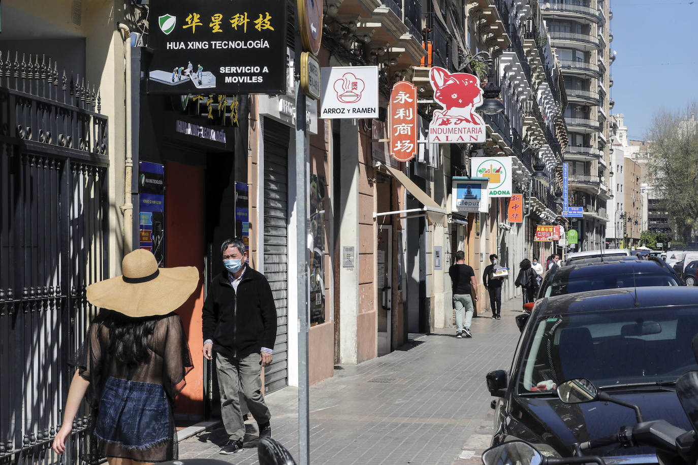 Algunos vecinos y comerciantes ya no se niegan a que la zona se denomine 'Chinatown'si eso va a dar visibilidad y visitantes. Otros muestran su firme rechazo a una iniciativa impulsada desde los presupuestos participativos del Gobierno municipal con el voto a favor de sólo 342 personas.