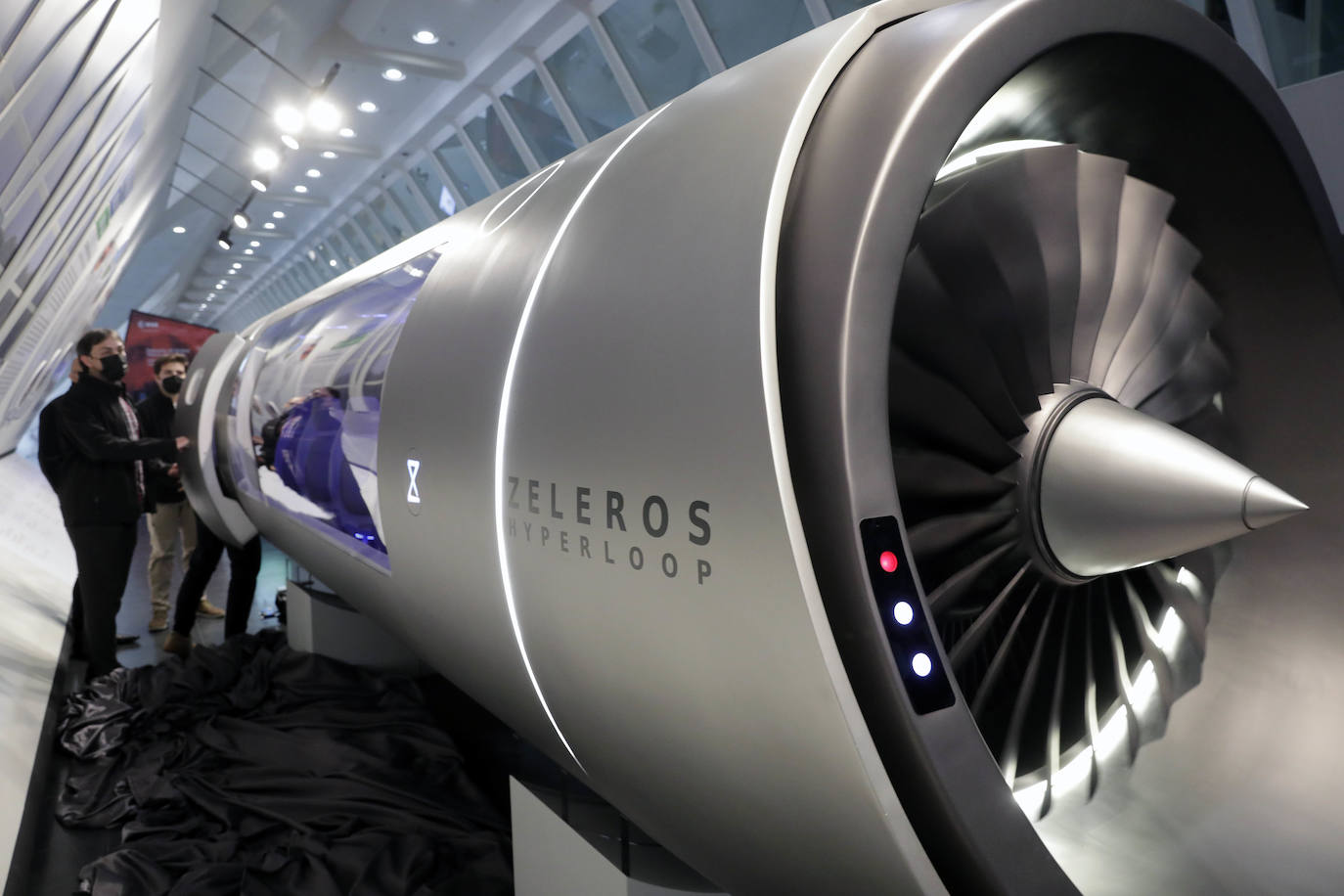 La empresa valenciana Zeleros, ha presentado su proyecto del vehículo 'hyperloop', un medio de transporte que se desplaza mediante la suspensión de cápsulas que alcanzan velocidades de 1.000 y 1.200 km/h. El Museo de las Ciencias de Valencia ha acogido la maqueta de este nuevo y revolucionario sistema. 