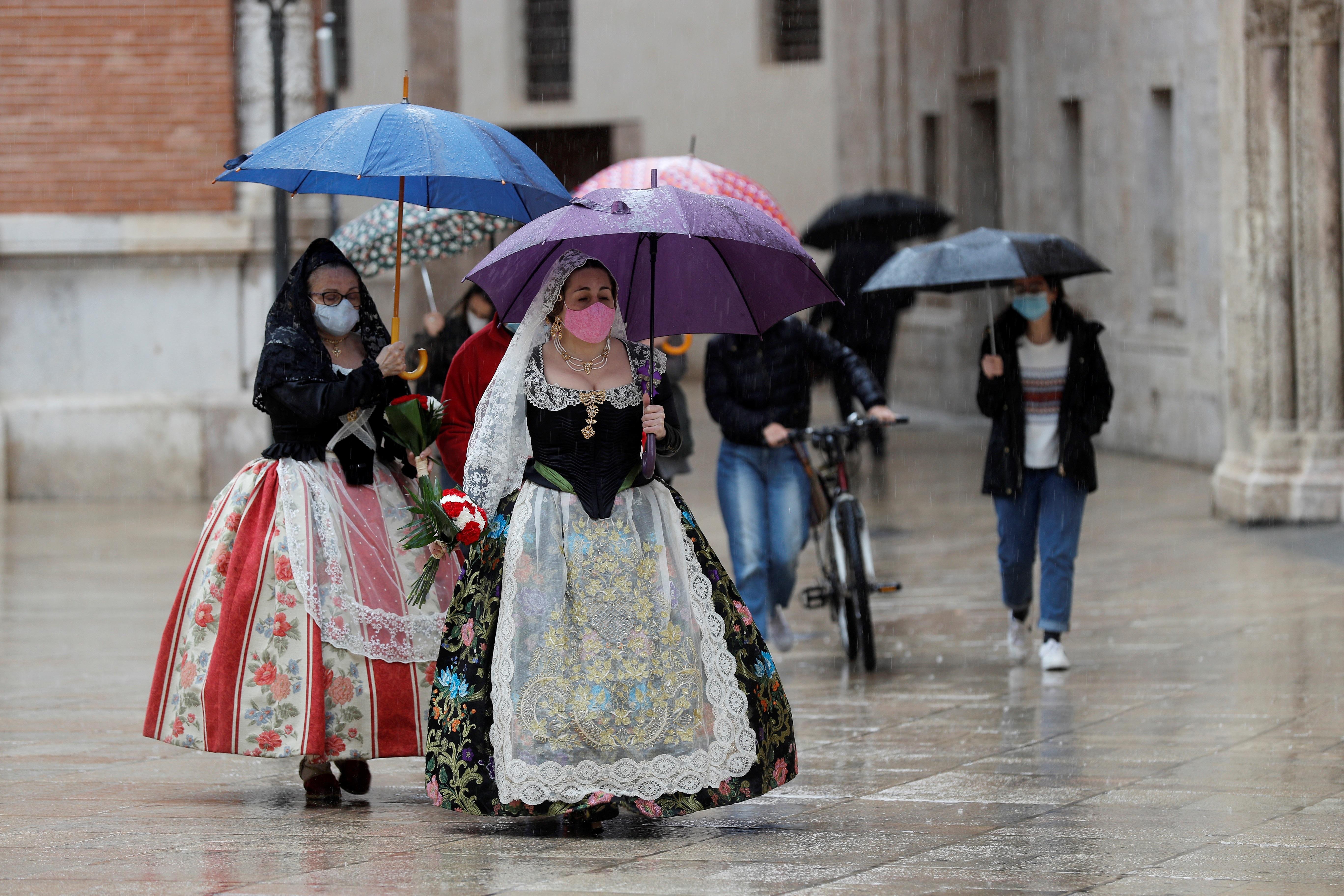 La Comunitat Valenciana cierra el invierno y da entrada a la primavera con lluvias y un ambiente frío. Aemet ha activado el aviso amarillo y prolonga hasta el sábado la probabilidad de precipitaciones y nevadas. 