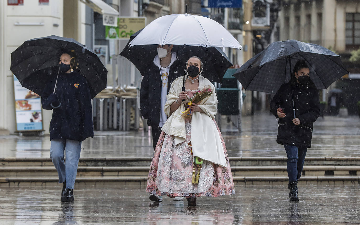 La Comunitat Valenciana cierra el invierno y da entrada a la primavera con lluvias y un ambiente frío. Aemet ha activado el aviso amarillo y prolonga hasta el sábado la probabilidad de precipitaciones y nevadas. 