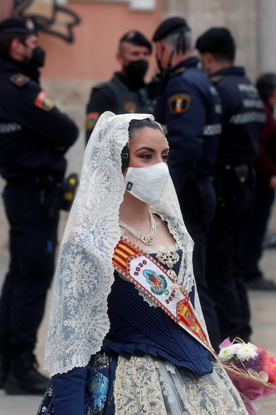 Decenas de personas acuden a la misa de la Catedral y también vestidas de fallera a la Basílica de la Virgen