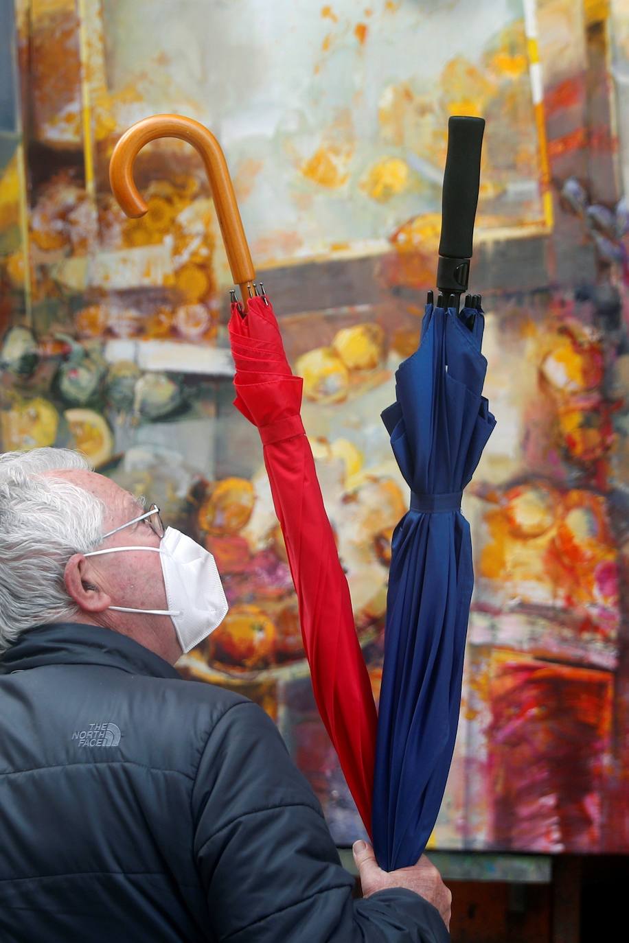 Decenas de personas acuden a la misa de la Catedral y también vestidas de fallera a la Basílica de la Virgen