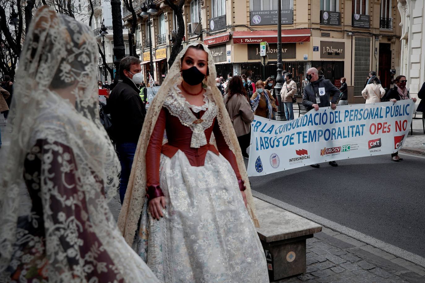 Decenas de personas acuden a la misa de la Catedral y también vestidas de fallera a la Basílica de la Virgen