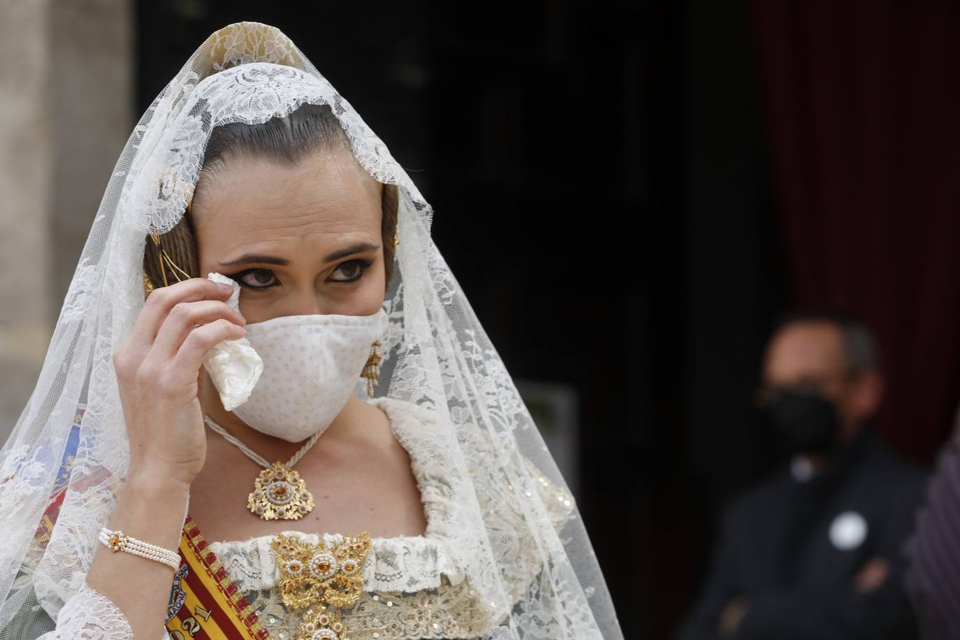 Decenas de personas acuden a la misa de la Catedral y también vestidas de fallera a la Basílica de la Virgen