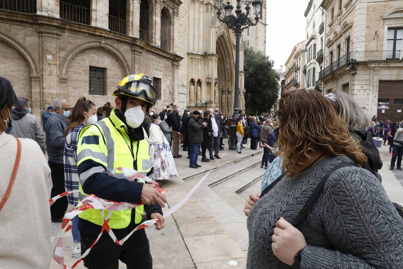 Decenas de personas acuden a la misa de la Catedral y también vestidas de fallera a la Basílica de la Virgen