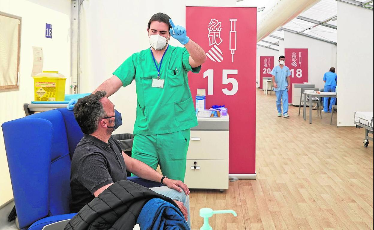 Vacunación del personal educativo en el hospital de campaña, que se suspendió el mismo lunes. 