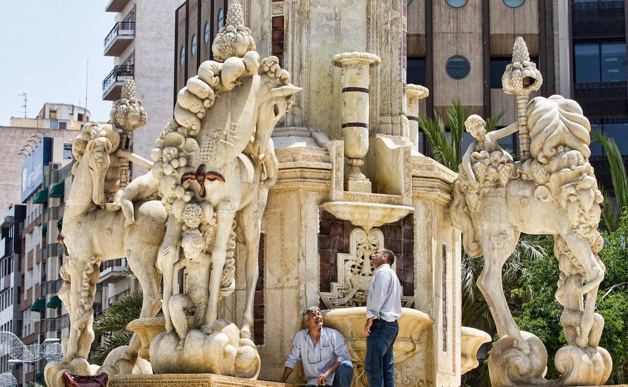 Dos operarios comprueban el estado de la Plaza de Luceros en Alicante. 