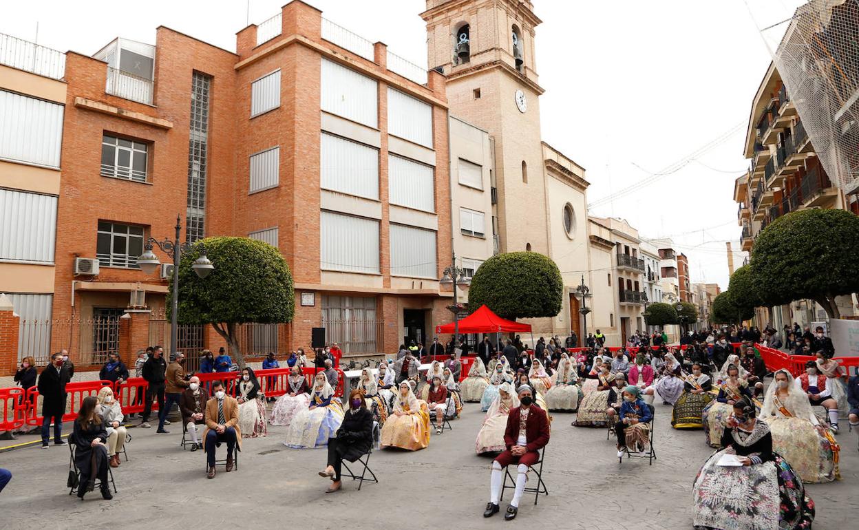 La firma en el libro de honor de las fallas de Mislata, esta mañana. 
