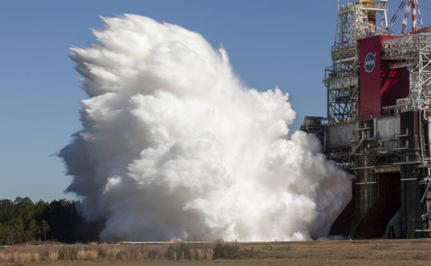 Exitosa prueba de «hot fire» de la NASA para lanzar un gigantesco cohete a la Luna