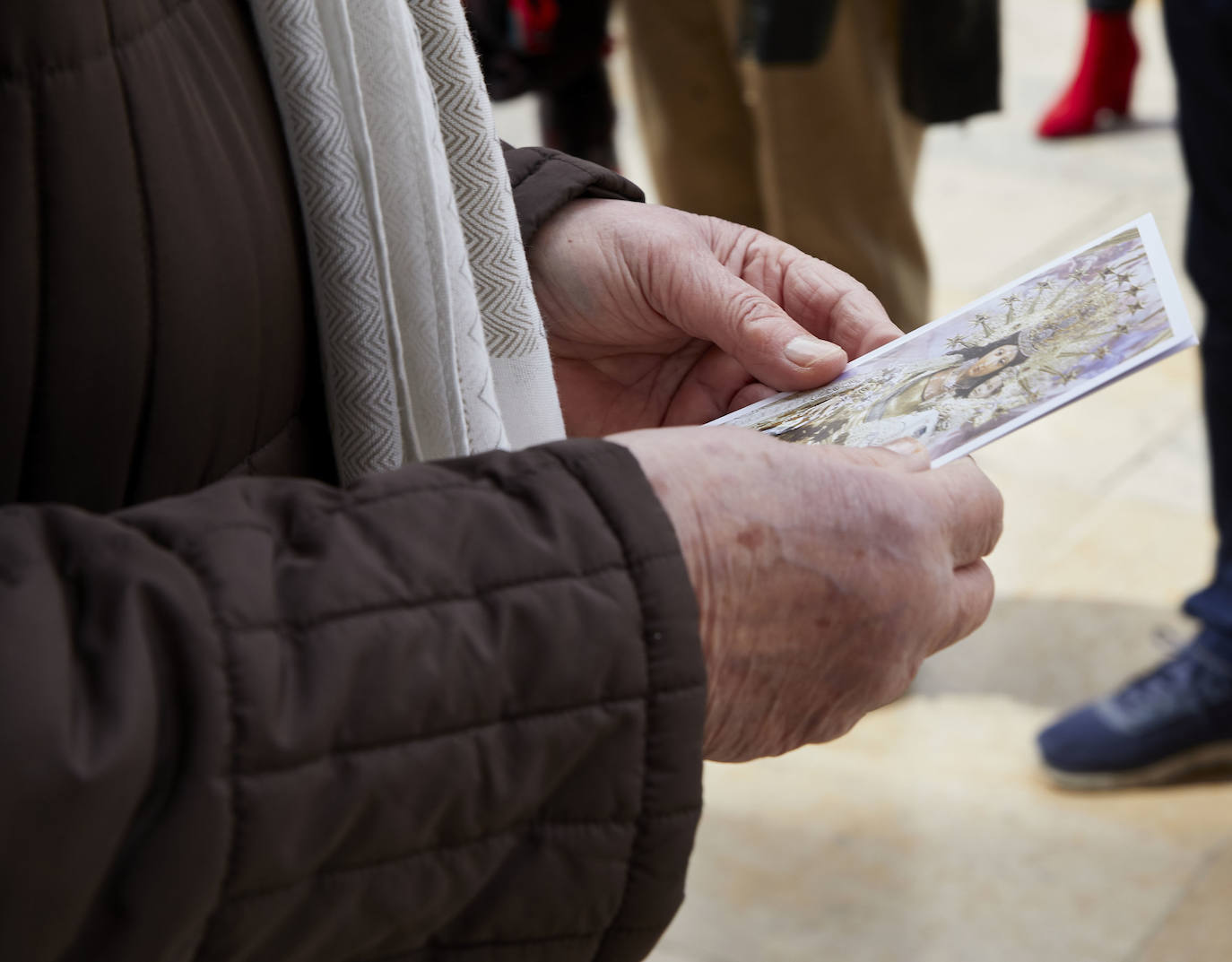 Decenas de personas acuden a la misa de la Catedral y también vestidas de fallera a la Basílica de la Virgen