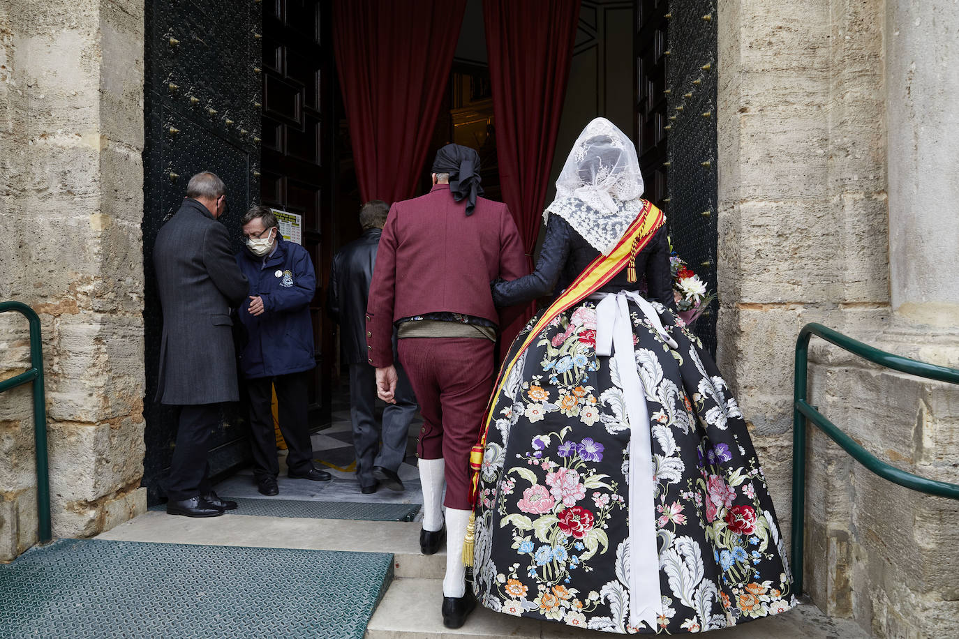 Decenas de personas acuden a la misa de la Catedral y también vestidas de fallera a la Basílica de la Virgen