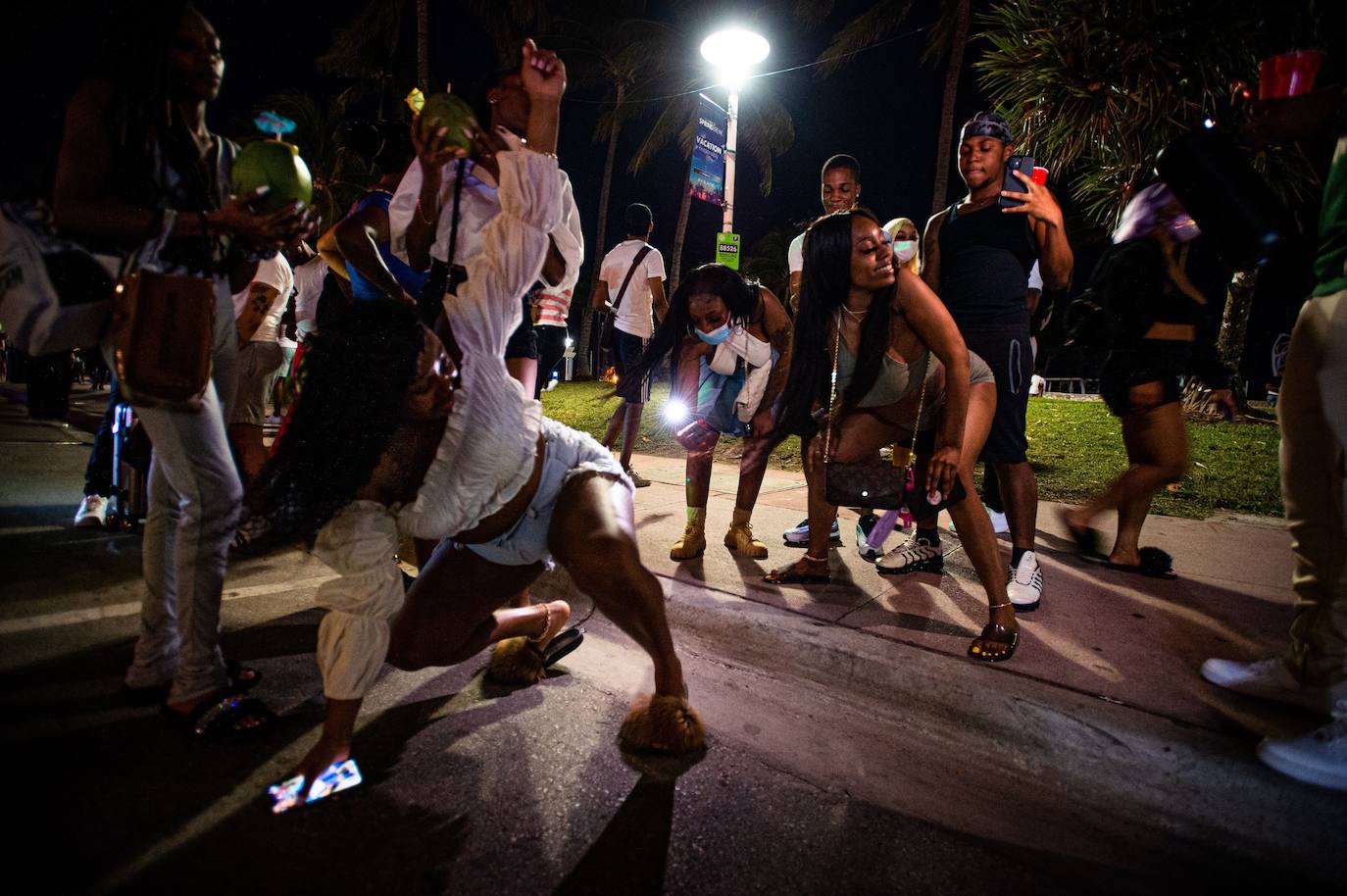 Con la llegada masiva de estudiantes y visitantes a Miami Beach durante el 'Spring Break' o receso de primavera, las autoridades luchan para contener la violencia y la pandemia, aunque con pocas herramientas tras la orden del gobernador de Florida, Ron DeSantis, de prohibir multas contra infractores por el Covid-19. 