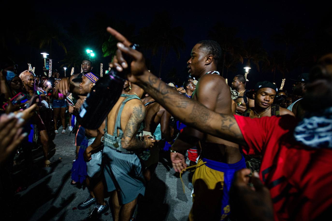 Con la llegada masiva de estudiantes y visitantes a Miami Beach durante el 'Spring Break' o receso de primavera, las autoridades luchan para contener la violencia y la pandemia, aunque con pocas herramientas tras la orden del gobernador de Florida, Ron DeSantis, de prohibir multas contra infractores por el Covid-19. 