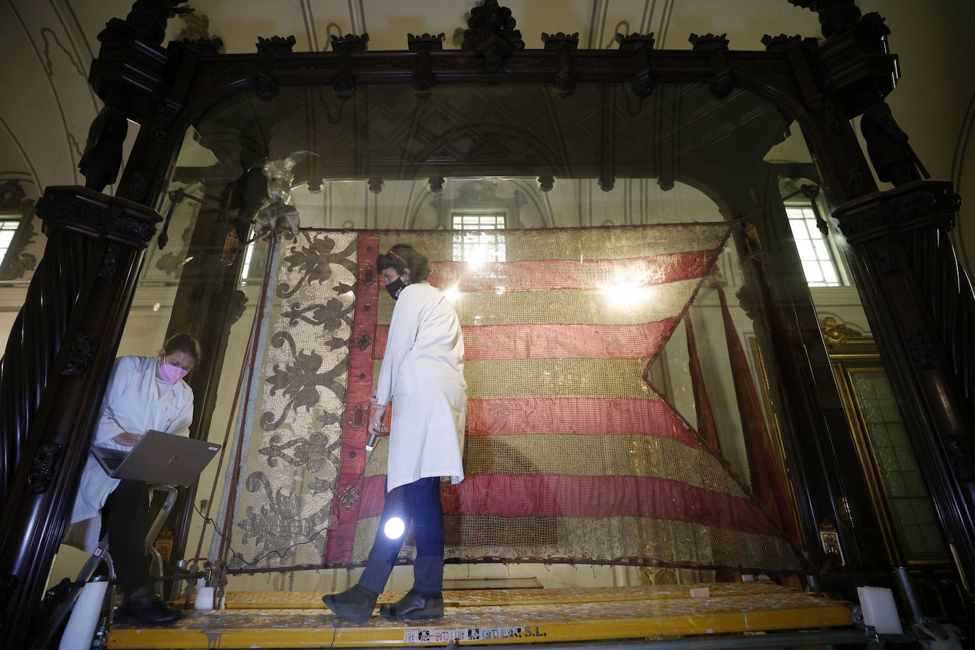 Técnicos toman muestras del estandarte para restaurarlo y preparar la nueva imagen del icono de los valencianos.